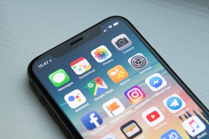 スマホの画面を見ながら、返信の文面を考えている人の手元